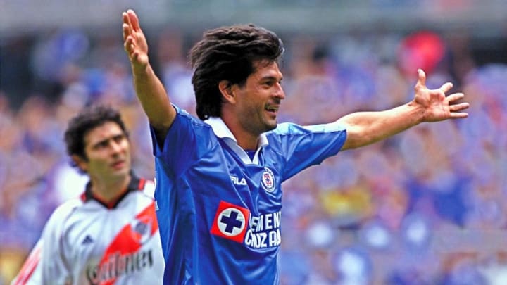 Cardozo celebra su anotación con el Cruz Azul durante los octacvos de la Libertadores 2001