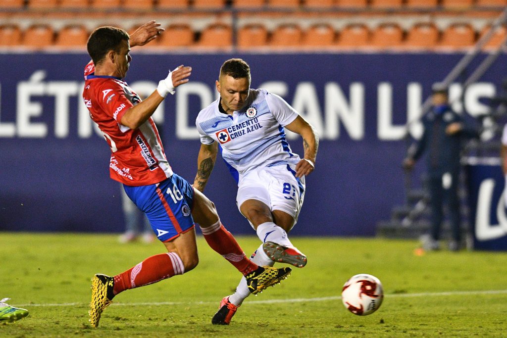 Cabecita Rodríguez le marcó de penal al San Luis, lo que sería su cuarto gol en el Guardianes 2020.